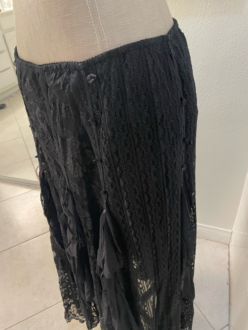 Goth skirt Black Lace Tiered Maxi Skirt - Picture 3 of 4